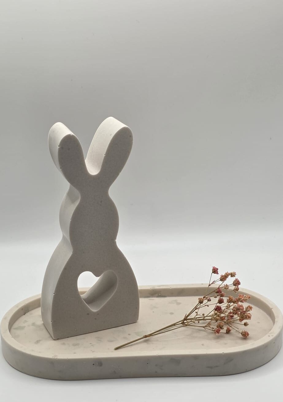 Lapin décoratif et plateau effet terrazzo